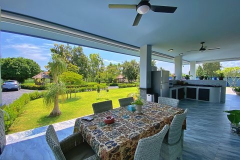 Villa in Pran Buri, Thailand 4 bedrooms № 168403 - photo 9