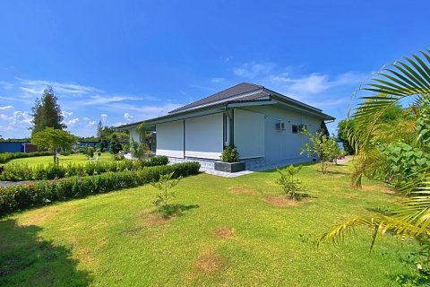 Villa in Pran Buri, Thailand 4 bedrooms № 168403 - photo 4