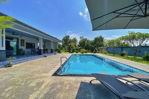 Villa in Pran Buri, Thailand 4 bedrooms № 168403 - photo 7