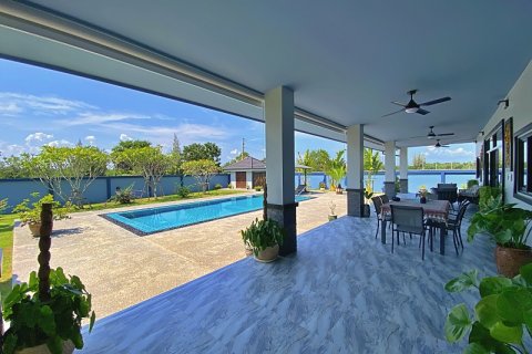 Villa in Pran Buri, Thailand 4 bedrooms № 168403 - photo 5
