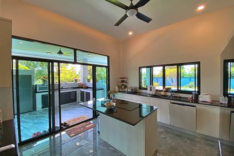Villa in Pran Buri, Thailand 4 bedrooms № 168403 - photo 17