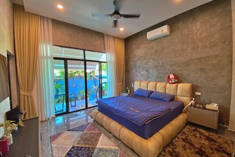 Villa in Pran Buri, Thailand 4 bedrooms № 168403 - photo 23