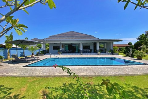 Villa in Pran Buri, Thailand 4 bedrooms № 168403 - photo 2