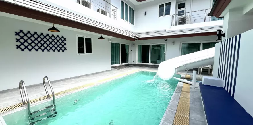 House in Pattaya, Thailand 4 bedrooms № 136929