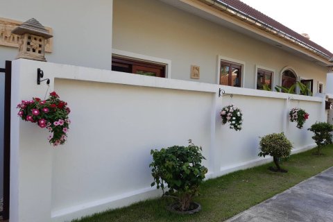 Villa in Hua Hin, Thailand 4 bedrooms № 172102 - photo 2