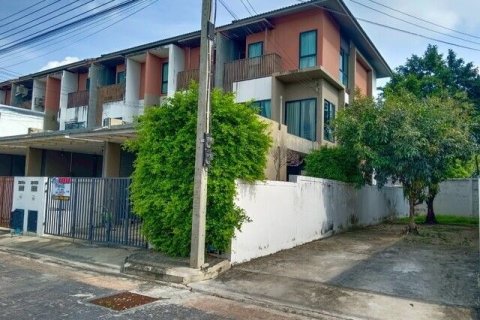 Townhouse in Bangkok, Thailand 3 bedrooms № 172103 - photo 4