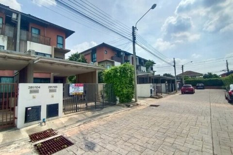 Townhouse in Bangkok, Thailand 3 bedrooms № 172103 - photo 2