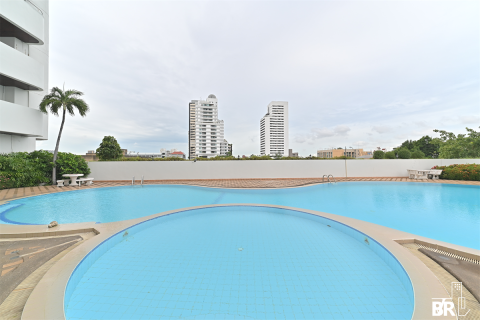 Condo in Bangkok, Thailand, 3 bedrooms № 187162 - photo 2