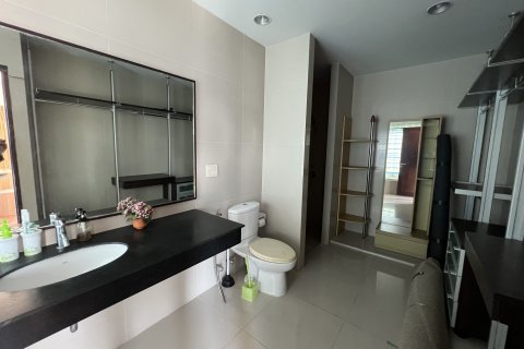 Condo in Watthana, Bangkok, Thailand, 2 bedrooms № 154700 - photo 15