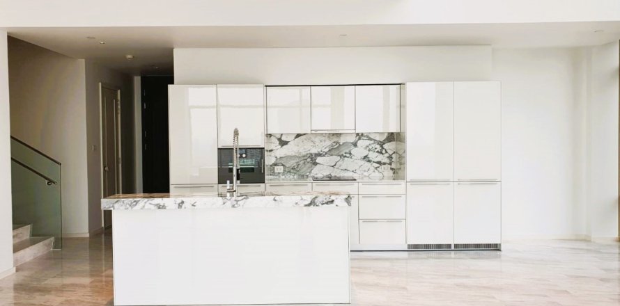 Condo in Bangkok, Thailand, 3 bedrooms  № 180903