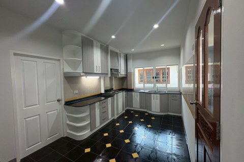 House in Min Buri, Bangkok, Thailand 3 bedrooms № 167325 - photo 4