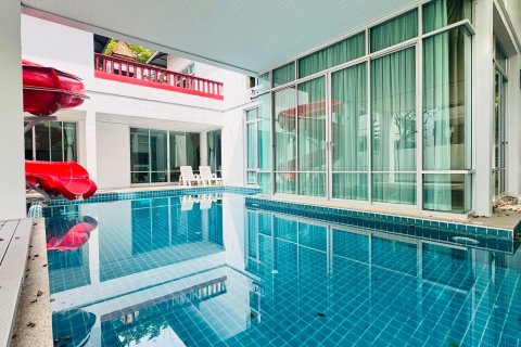Villa in Pattaya, Thailand 5 bedrooms № 152784 - photo 2