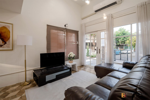 House in Bangkok, Thailand 5 bedrooms № 190405