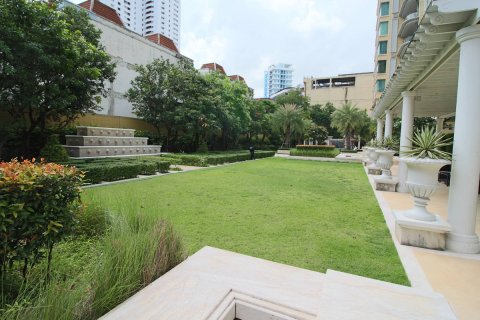 Condo in Bangkok, Thailand, 2 bedrooms  № 181183 - photo 15