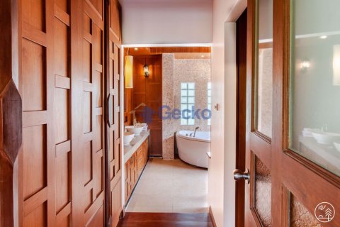 House in Pattaya, Thailand 4 bedrooms № 196991 - photo 23