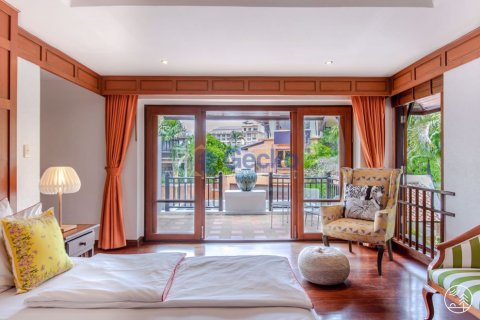 House in Pattaya, Thailand 4 bedrooms № 196991 - photo 18