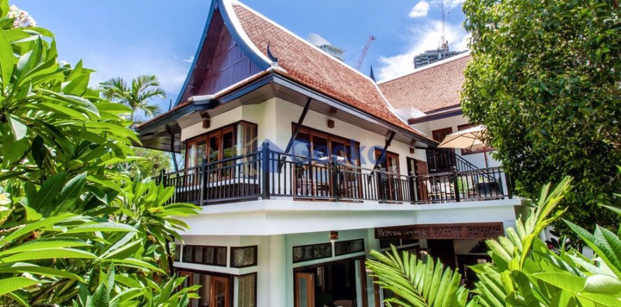 House in Pattaya, Thailand 4 bedrooms № 196991