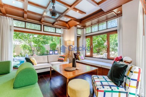 House in Pattaya, Thailand 4 bedrooms № 196991 - photo 4