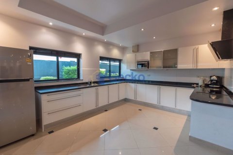 House in Pattaya, Thailand 4 bedrooms № 196995 - photo 9