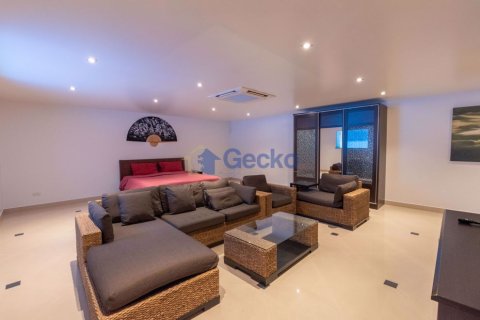 House in Pattaya, Thailand 4 bedrooms № 196995 - photo 17