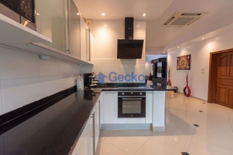 House in Pattaya, Thailand 4 bedrooms № 196995 - photo 11