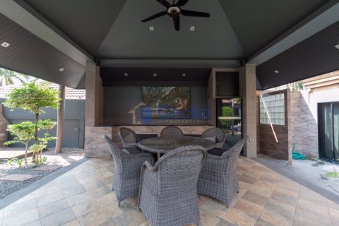 House in Pattaya, Thailand 4 bedrooms № 196995 - photo 4