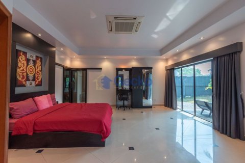 House in Pattaya, Thailand 4 bedrooms № 196995 - photo 21