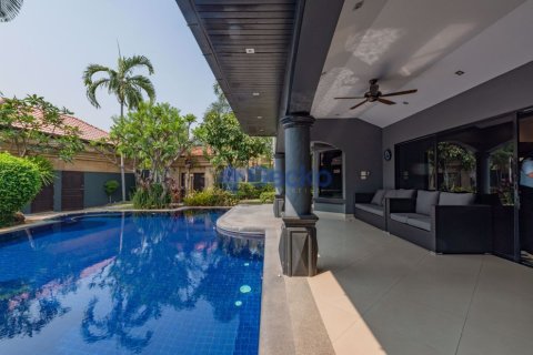 House in Pattaya, Thailand 4 bedrooms № 196995 - photo 2