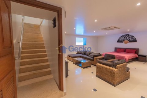 House in Pattaya, Thailand 4 bedrooms № 196995 - photo 15