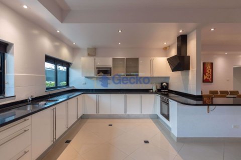 House in Pattaya, Thailand 4 bedrooms № 196995 - photo 10