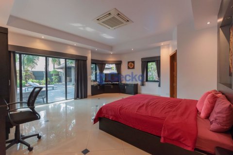 House in Pattaya, Thailand 4 bedrooms № 196995 - photo 22