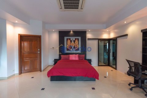 House in Pattaya, Thailand 4 bedrooms № 196995 - photo 20
