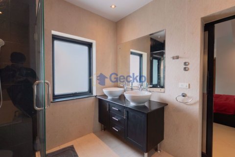 House in Pattaya, Thailand 4 bedrooms № 196995 - photo 26