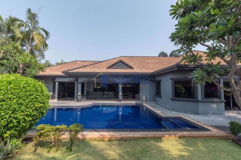 House in Pattaya, Thailand 4 bedrooms № 196995