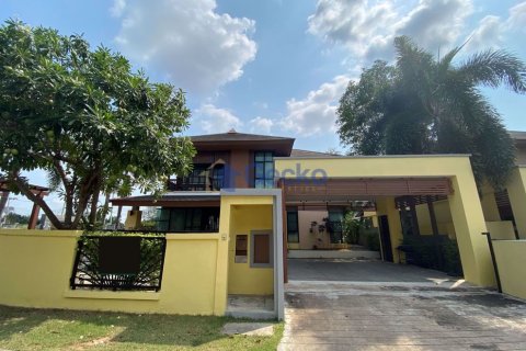 House in Pattaya, Thailand 4 bedrooms № 196996