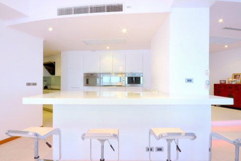 Condo in Bangkok, Thailand, 2 bedrooms  № 181059 - photo 4