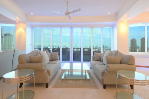Condo in Bangkok, Thailand, 2 bedrooms  № 181059 - photo 2