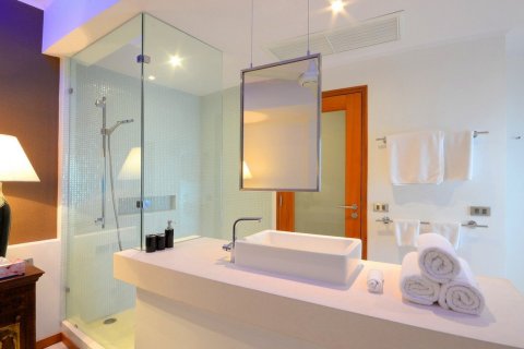 Condo in Bangkok, Thailand, 2 bedrooms  № 181059 - photo 11