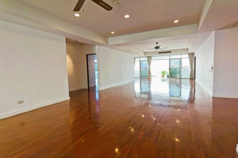 Condo in Bangkok, Thailand, 4 bedrooms  № 181060 - photo 4