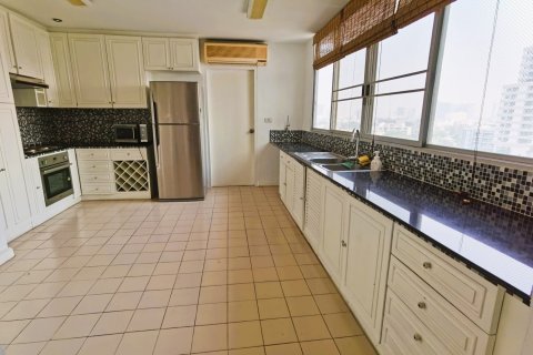 Condo in Bangkok, Thailand, 4 bedrooms  № 181060 - photo 12