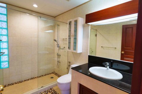 Condo in Bangkok, Thailand, 4 bedrooms  № 181060 - photo 11