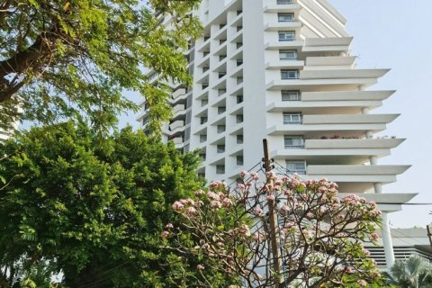 Condo in Bangkok, Thailand, 4 bedrooms  № 181060 - photo 19