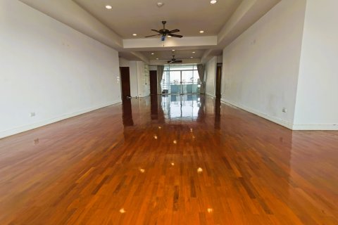 Condo in Bangkok, Thailand, 4 bedrooms  № 181060 - photo 9