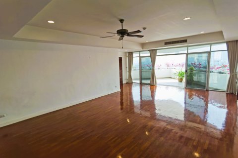 Condo in Bangkok, Thailand, 4 bedrooms  № 181060 - photo 3