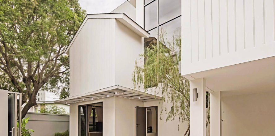 House in Bangkok, Thailand 4 bedrooms № 180542