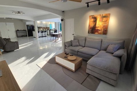 House in Phuket, Thailand 3 bedrooms № 159374 - photo 14