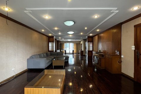 Condo in Khlong Toei, Bangkok, Thailand, 3 bedrooms № 201272 - photo 10