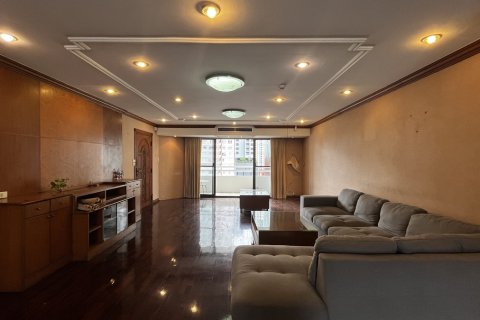 Condo in Khlong Toei, Bangkok, Thailand, 3 bedrooms № 201272 - photo 11
