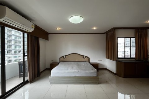 Condo in Khlong Toei, Bangkok, Thailand, 3 bedrooms № 201272 - photo 2