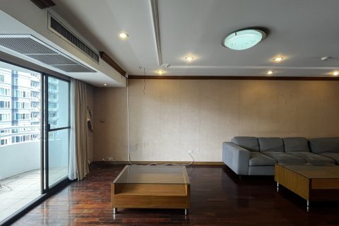 Condo in Khlong Toei, Bangkok, Thailand, 3 bedrooms № 201272 - photo 9